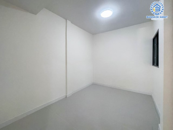 *****ทาวน์เฮ้าส์มือสองนนทบุรี ม.บัวทอง3 กาญจนาภิเษก เนื้อที่มากถึง 20 ตร.ว. ฟังก์ชัน 3 ห้องนอน 2 ห้องน้ำ 2 ที่จอดรถ บ้านรีโนเวทใหม่ พร้อมเข้าอยู่ บนทำเลเดินทางสะดวก ติดรถไฟฟ้าสายสีม่วง "สถานีคลองบางไผ่" ใกล้เซ็นทรัลเวสต์เกต ห้ามพลาด!